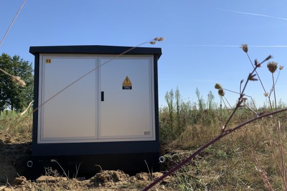 Het onlangs geplaatse travostation op locatie waar zonnepark Reuver gerealiseerd wordt.
